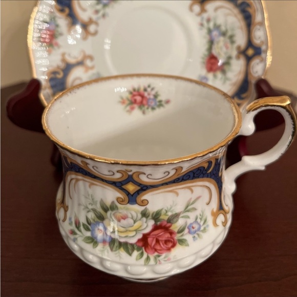 613. VINTAGE QUEEN’S BONE CHINA CUP & SAUCER SET - Picture 2 of 5